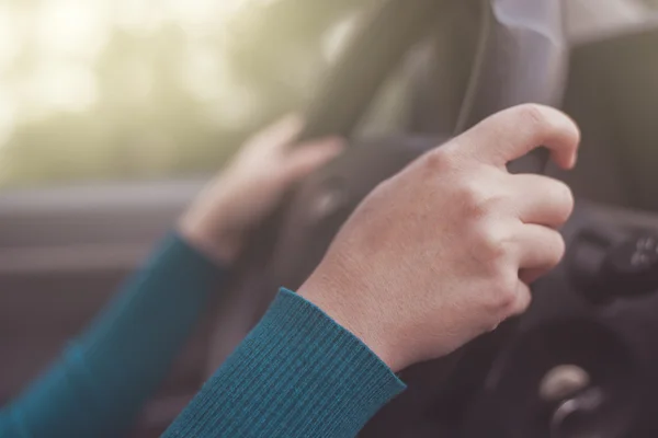 Безпечне водіння, жінка тримає кермо автомобіля — стокове фото