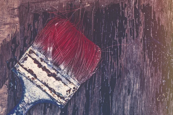 Cepillo de pintura usado viejo en tablero rústico de madera —  Fotos de Stock