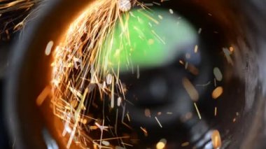 Değirmeni kesme metal borudan kıvılcım