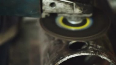 Demir ustası atölye çelik boru taşlama