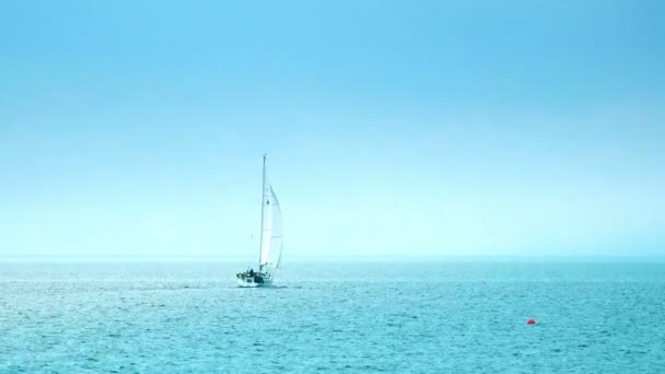 Barcos navegando en el mar — Vídeo de stock