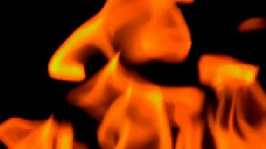 Siyah arkaplanda yanan ateş