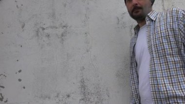 Gergin kaba adam gösteren orta parmak
