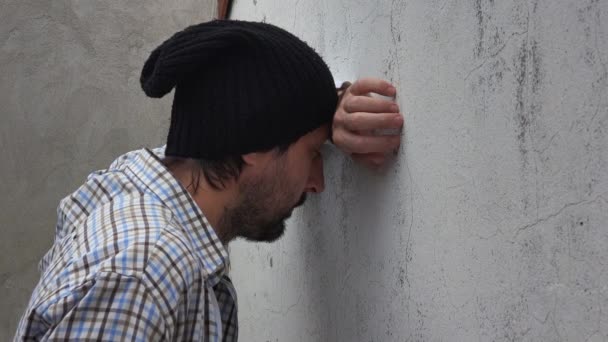 Homem perturbado batendo cabeça contra a parede — Vídeo de Stock