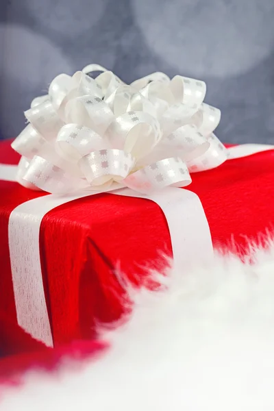 礼物或用红纸包好的礼物 — 图库照片