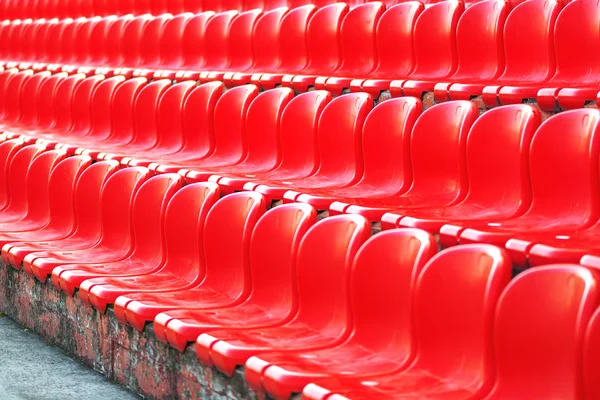 一排排红色的空体育场座位 — 图库照片