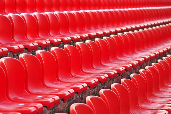 Rzędy siedzeń czerwony pusty stadion — Zdjęcie stockowe