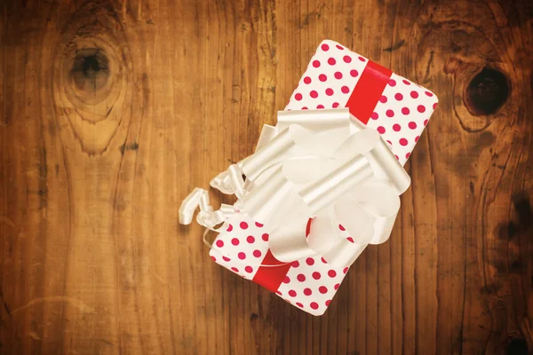 Kerstcadeau op tafel — Stockfoto