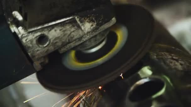 Metallo lavoratore rettifica tubo d'acciaio in officina — Video Stock
