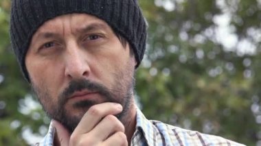 Kendine güvenen adam kameraya bakan