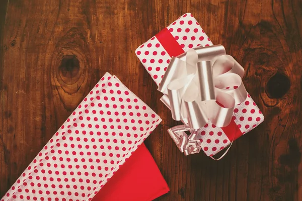 De gift van Kerstmis en presenteert verpakken — Stockfoto