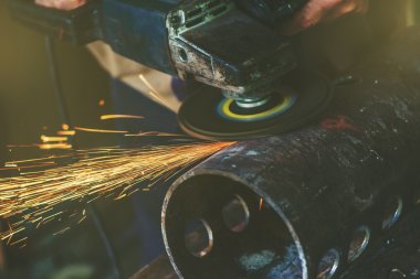 Metal boru zımpara taşlama adam