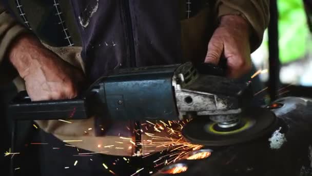 ワーク ショップで鋼管を研削金属労働者 — ストック動画