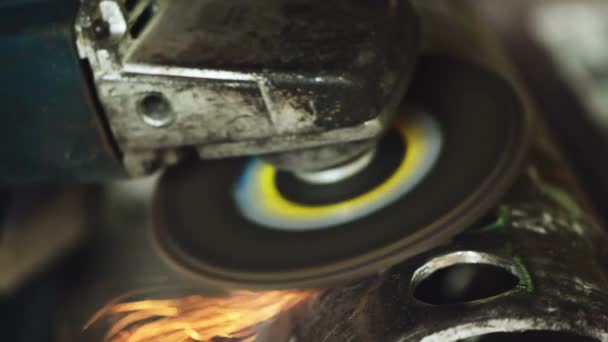 Metallarbetare slipning stålrör i workshop — Stockvideo