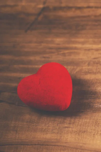 Retro toned heart on wooden desk — Stock Photo, Image