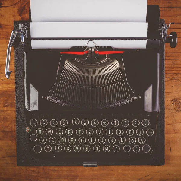 Gammal skrivmaskin maskin med papper ovanifrån — Stockfoto
