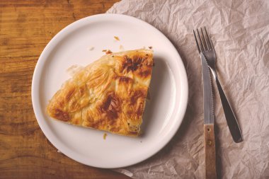 Burek tabakta, geleneksel Balkan çanak