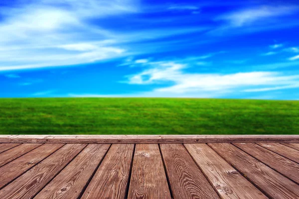 Rustykalne Boardwalk drewniane i otwarte Grassfield — Zdjęcie stockowe