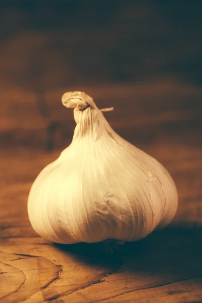 Retro toned whole garlic on table — Stock Photo, Image