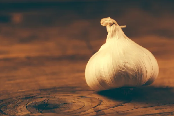 Retro toned whole garlic on table — Stock Photo, Image