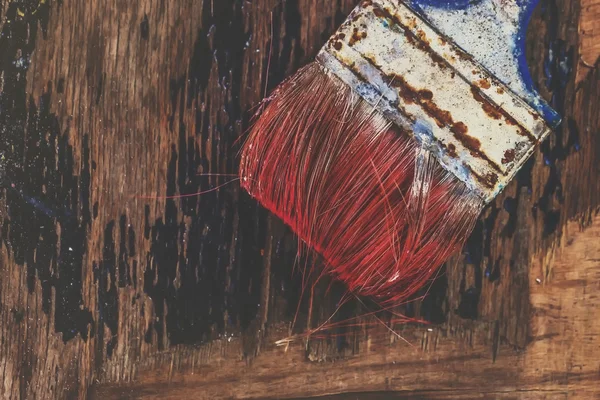 Oude gebruikte penseel op rustieke houten bord — Stockfoto