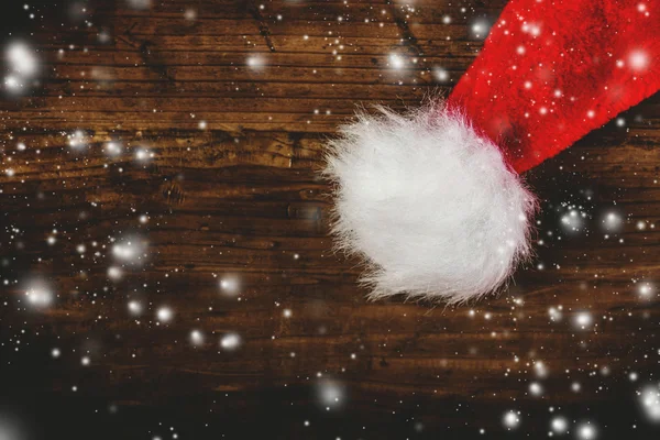 Retro toned Santa Claus hat on wooden desk — Stock Photo, Image