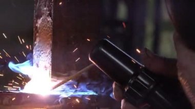 Metal atölye çalışmasında, metal ark kaynağı kapat
