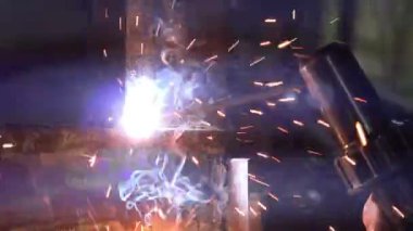 Metal atölye çalışmasında, metal ark kaynağı kapat