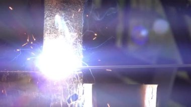Metal atölye çalışmasında, metal ark kaynağı kapat