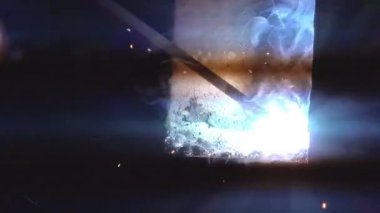 Metal atölye çalışmasında, metal ark kaynağı kapat
