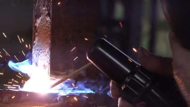 Soudage à l'arc métallique blindé dans un atelier de métal, gros plan — Video