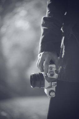 Hipster kadın fotoğrafçı sonbahar doğa manzaraları keşfetmek bir