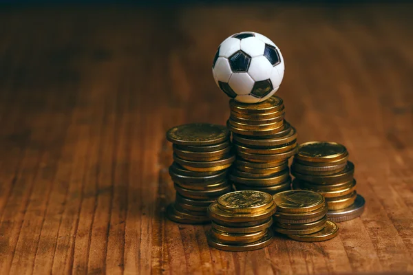 Ποδόσφαιρο στοίχημα έννοια με το ποδόσφαιρο και χρήματα — Φωτογραφία Αρχείου