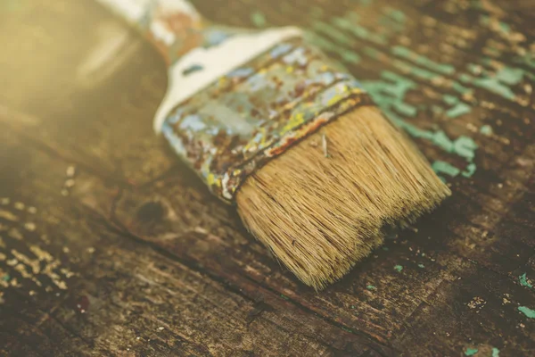 Pincel usado antiguo sobre tabla de madera rústica — Foto de Stock