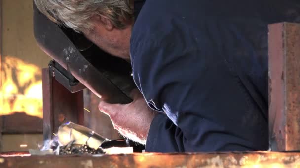 Afgeschermde metalen booglassen in metalen workshop — Stockvideo