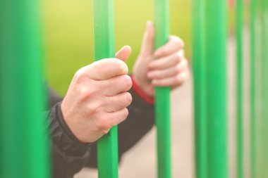 Kişi demir parmaklıklar ardında