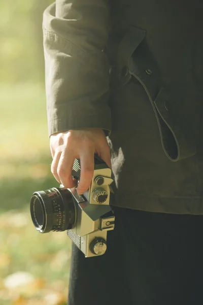 Female photographer exploring autumn nature landscapes and takin — Stock fotografie