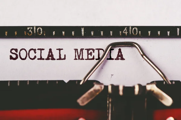 Social-Media-Text auf alter Schreibmaschine — Stockfoto