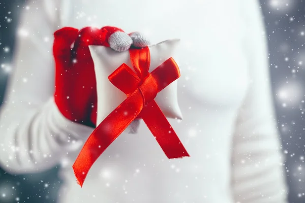 Mujer ofreciendo regalo de Navidad en caja envuelta —  Fotos de Stock