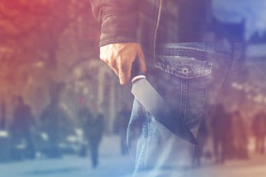 Kötü adam parlak bıçağı tutuyor, katil iş başında.