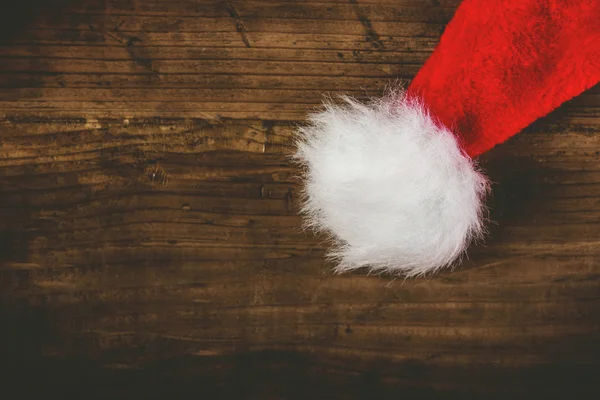 Retro afgezwakt Kerstman hoed op houten bureau — Stockfoto