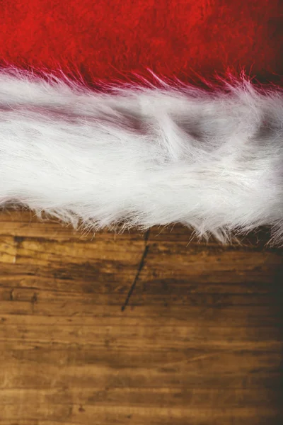 Sombrero de Santa Claus retro tonificado en escritorio de madera —  Fotos de Stock