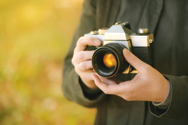 Hipster female photographer shooting outdoors — Stockfoto