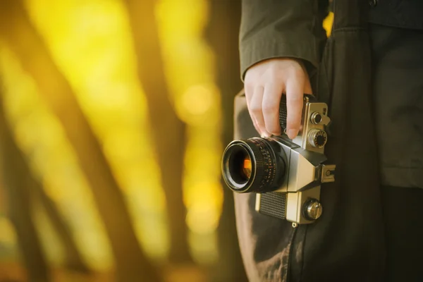 Hipster photographer exploring nature — Stock Photo, Image