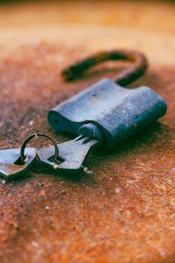 eski asma kilit ve anahtarları