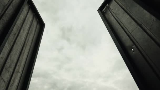 Imágenes de lapso de tiempo de las nubes de invierno detrás de la puerta del garaje — Vídeos de Stock