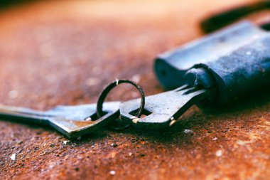 eski asma kilit ve anahtarları