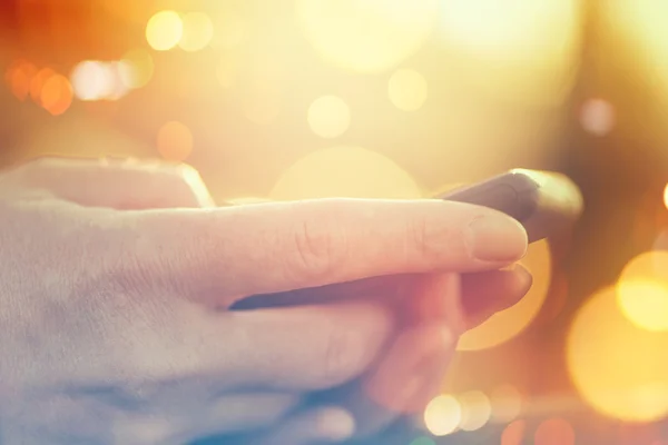 Kvinnliga händer med rörlig smartphone — Stockfoto