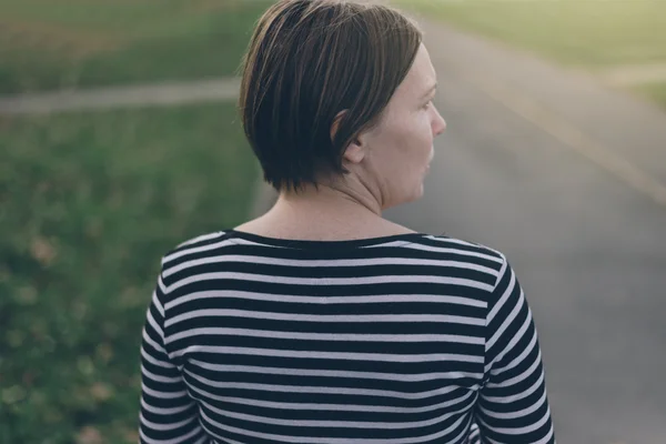 Seule femme décontractée marchant dans la rue — Photo