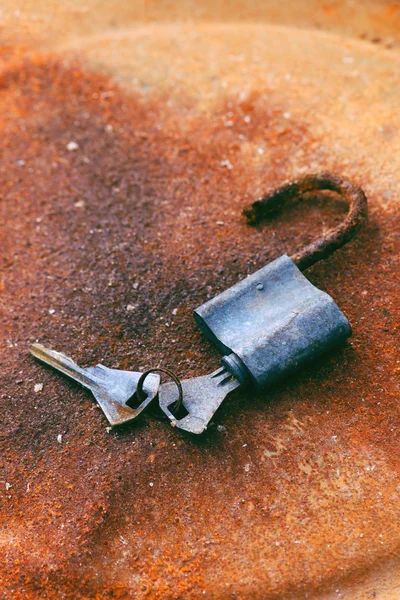 Oude hangslot en sleutels — Stockfoto
